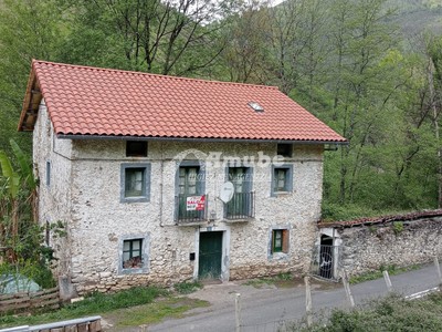 Caserío en venta en Beasain, Aratz-matxibenta, con 7 dormitorios, aseo, 2 plazas de garaje, trastero y 2 balcones