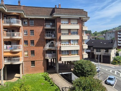 Piso en venta en Azpeitia, con 4 dormitorios, baño, aseo, plaza de garaje, trastero y balcón