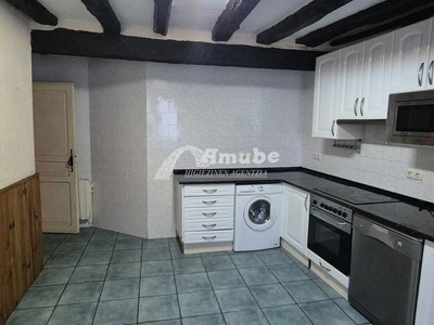 Piso en venta en Azpeitia, Erdi Kalea, con 4 dormitorios, 2 baños y balcón