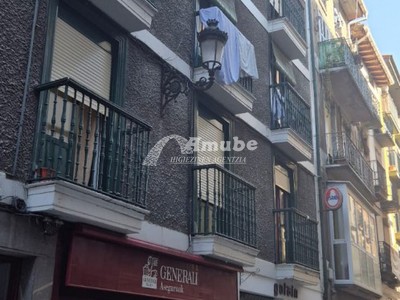 Piso en venta en Azpeitia, Erdi Kalea, con 4 dormitorios, 2 baños y balcón