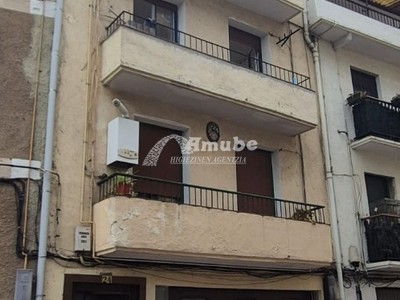 Piso en venta en Azkoitia, con 2 dormitorios, baño y balcón