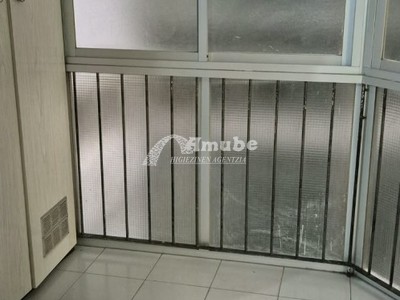 Terraza cerrada a patio desde tercer dormitorio