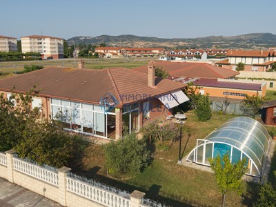 Chalet en venta en Medina De Pomar, con 3 dormitorios y 2 baños