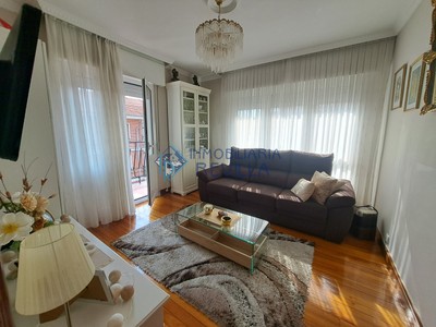 Piso en venta en Portugalete, General Castaños, con 3 dormitorios, baño y balcón