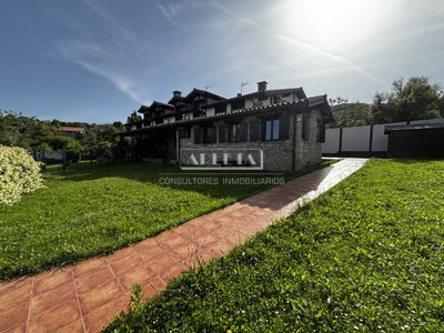 Chalet en venta en Berango, Santa Ana, con 4 dormitorios, 3 baños, 2 plazas de garaje y terraza