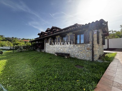 Chalet en venta en Berango, Santa Ana, con 4 dormitorios, 3 baños, 2 plazas de garaje y terraza