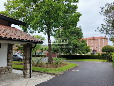 Chalet en alquiler en Berango, Axgane, con 8 dormitorios, 4 baños, aseo, trastero, 2 balcones y terreno