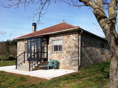 Casa en venta en Chantada, San Xián De Mato, con 3 dormitorios, baño, 2 plazas de garaje, trastero y terreno