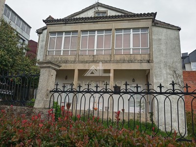 Casa en venta en Chantada, Centro, con 5 dormitorios, 3 baños, trastero, balcón, terraza y terreno