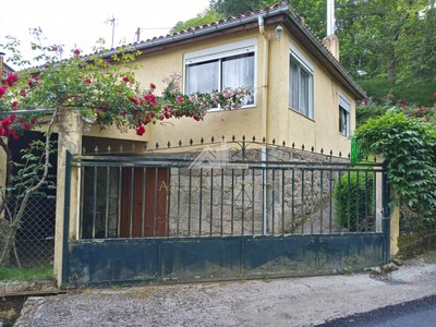 Casa en venta en Saviñao, Ribeira Sacra, con 3 dormitorios, baño, trastero y terreno