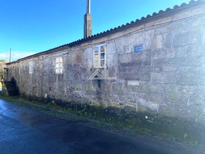 Casa en venta en Castro De Carballedo, con 5 dormitorios, baño, plaza de garaje, trastero y terreno