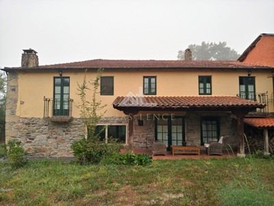 Casa en venta en Castro De Carballedo, Villaquinte, con 3 dormitorios, 3 baños, aseo, 2 plazas de garaje, trastero y terreno