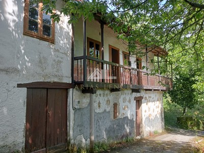 Casa en venta en Chantada, Ribeira Sacra, con 3 dormitorios, baño, trastero, balcón y terreno