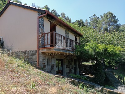 Casa en venta en Chantada, Ribeira Sacra, con 2 dormitorios, baño, trastero, balcón y terreno