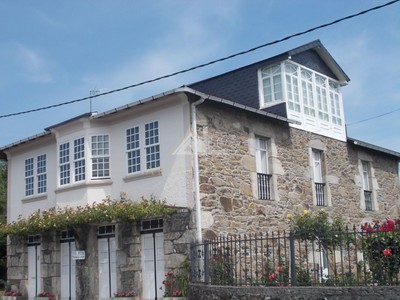 Casa en venta en Chantada, con 4 dormitorios, 2 baños, 3 plazas de garaje, trastero, 3 balcones y terreno