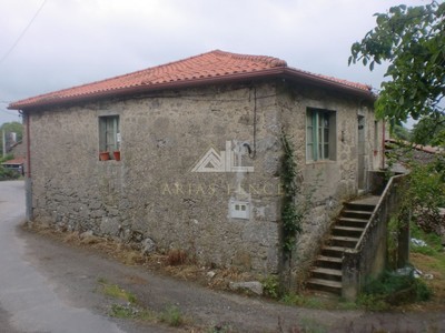 Casa en venta en Chantada, Merlán - Pesqueiras, con 4 dormitorios, baño y trastero