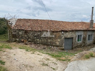 Casa en venta en Chantada, Ribeira Sacra, con terreno