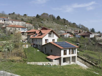 Vivienda turística en alquiler en Chantada, Ribeira Sacra, con 3 dormitorios, 2 baños, aseo, 4 plazas de garaje y terreno