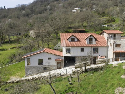 Vivienda turística en alquiler en Chantada, Ribeira Sacra, con 4 dormitorios, 3 baños, aseo, 3 balcones y terreno