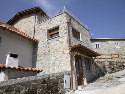 Vivienda turística en alquiler en Chantada, Ribeira Sacra, con 3 dormitorios, 2 baños, aseo, terraza y terreno