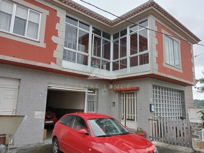 Casa en venta en Chantada, con 5 dormitorios, 3 baños, 2 plazas de garaje, trastero y terreno