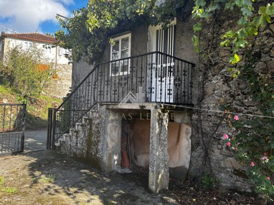 Casa en venta en Chantada, con 4 dormitorios, baño, plaza de garaje y terreno