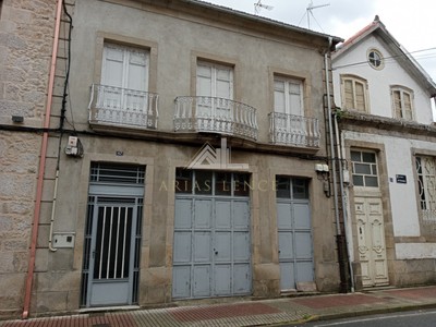 Casa en venta en Chantada, Avenida De Ourense, con 3 dormitorios, baño, trastero, 3 balcones y terreno