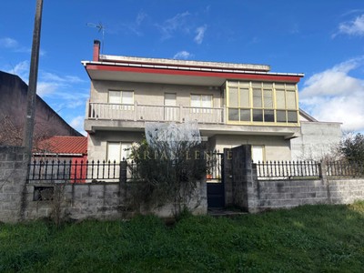 Casa en alquiler en Chantada, con 3 dormitorios, 2 baños, trastero, balcón y terreno