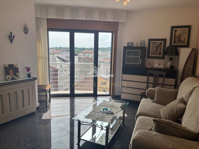 Piso en venta en Chantada, Centro, con 3 dormitorios, 2 baños, aseo, plaza de garaje, trastero y balcón