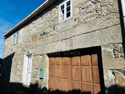 Casa en venta en Chantada, San Xoan De Laxe, con 3 dormitorios, baño, plaza de garaje y terreno