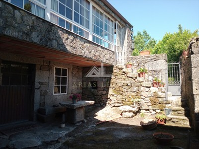 Casa en venta en Rodeiro, Serra Do Faro, con 3 dormitorios, baño, trastero, balcón y terreno