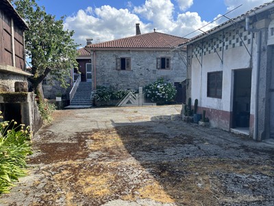 Casa en venta en Chantada, con 3 dormitorios, 2 baños y terreno