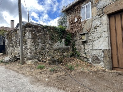 Casa en venta en Chantada, con 5 dormitorios, baño y terreno