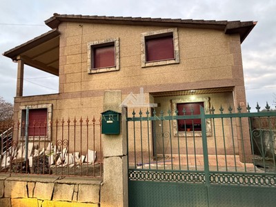 Casa en venta en Castro De Carballedo, con 3 dormitorios, 3 baños, plaza de garaje y balcón