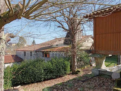 Casa en venta en Chantada, A Ponte, con 4 dormitorios, 2 baños, aseo, 3 plazas de garaje, trastero, balcón y terreno