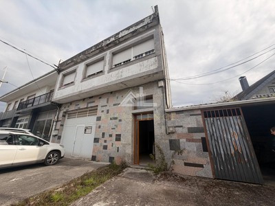 Casa en venta en Chantada, Lugo, con 3 dormitorios, baño y balcón