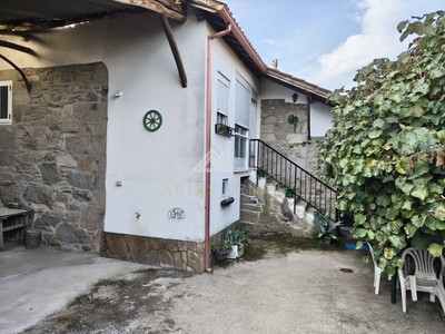 Casa en venta en Pantón, con 4 dormitorios, baño, 2 plazas de garaje, trastero y terreno