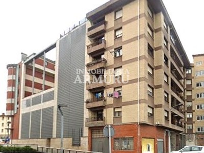 Piso en venta en Amurrio, Intxaurdui, con 3 dormitorios, baño, trastero y 2 terrazas