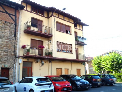Duplex en venta en Orozco, Santamaria, con 3 dormitorios, 2 baños, 2 plazas de garaje, trastero, terraza y terreno