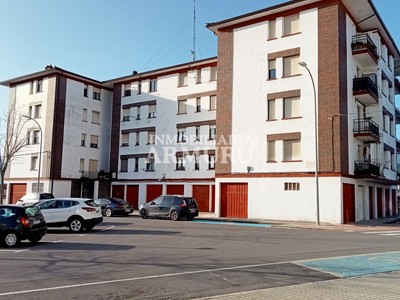 Piso en venta en Amurrio, Plaza Lexarraga, con 3 dormitorios, baño y terraza