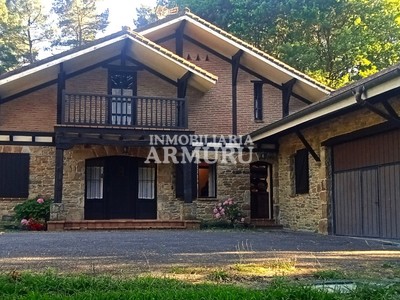 Chalet en venta en Amurrio, Larrinbe, con 5 dormitorios, 3 baños, plaza de garaje, trastero, 2 terrazas y terreno