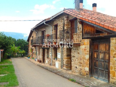 Duplex en alquiler en Amurrio, con 2 dormitorios, baño, aseo, 2 plazas de garaje, balcón y terreno