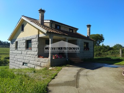 Casa en venta en Agolada, con 4 dormitorios, 2 baños y terreno