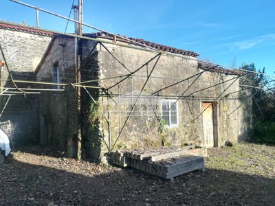 Casa para restaurar en venta en Santiso, Beigondo, con terreno