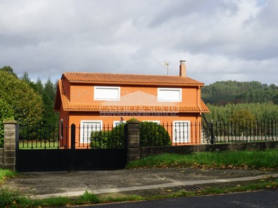 Casa en venta en Boimorto, Corredoiras, con 5 dormitorios, 2 baños, 3 plazas de garaje y terreno