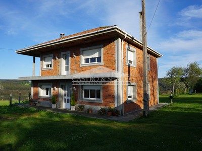 Casa en venta en Boimorto, con 5 dormitorios, baño y terreno