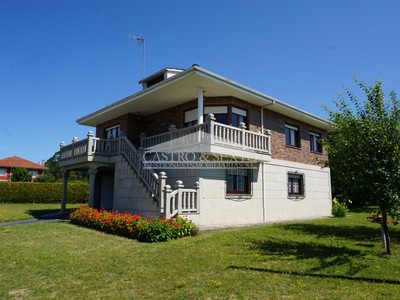 Casa en venta en Melide, Cazallas, con 4 dormitorios, 2 baños, aseo y trastero