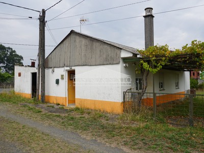 Casa en venta en Melide, con 4 dormitorios, baño y terreno