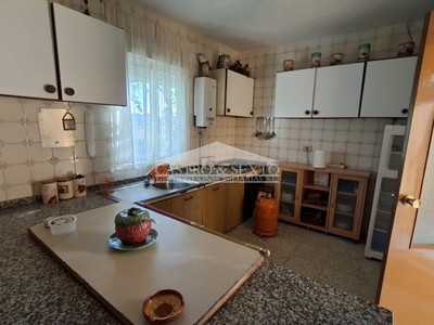 Casa en venta en Melide, con 4 dormitorios, baño y terreno