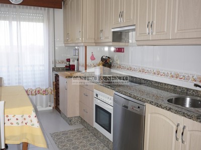 Piso en venta en Melide, Rd Pontevedra, con 3 dormitorios, 2 baños, plaza de garaje y trastero